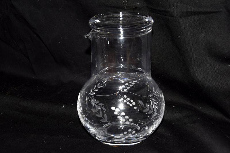 Miniatura: Jarro velador tallado con vaso incorporado