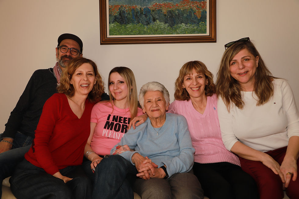 Madame entourée par une petite partie de sa grande famille