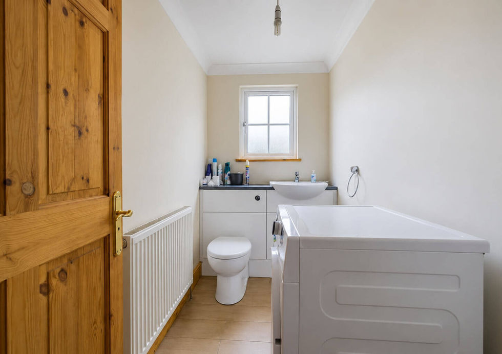 Bathroom aboard Perch houseboat with bath, wash basin and toilet.