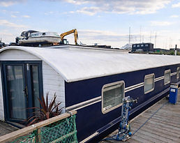 logo of premier houseboats