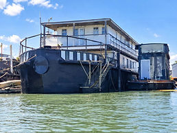 logo of premier houseboats