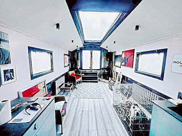 A room with a dog cage and a dog kennel