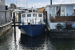 logo of premier houseboats
