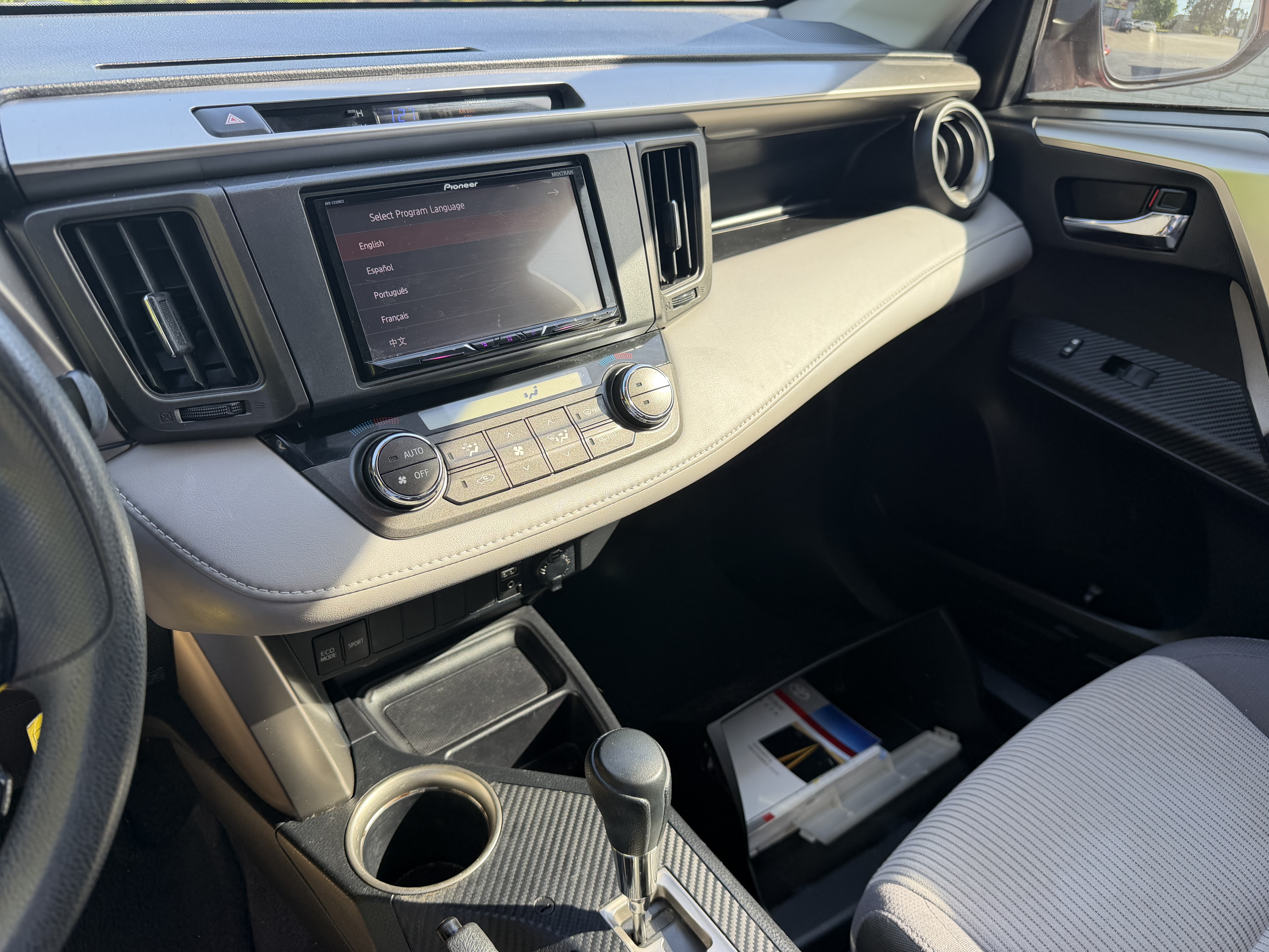 2014 Toyota RAV4 XLE - Photo 12