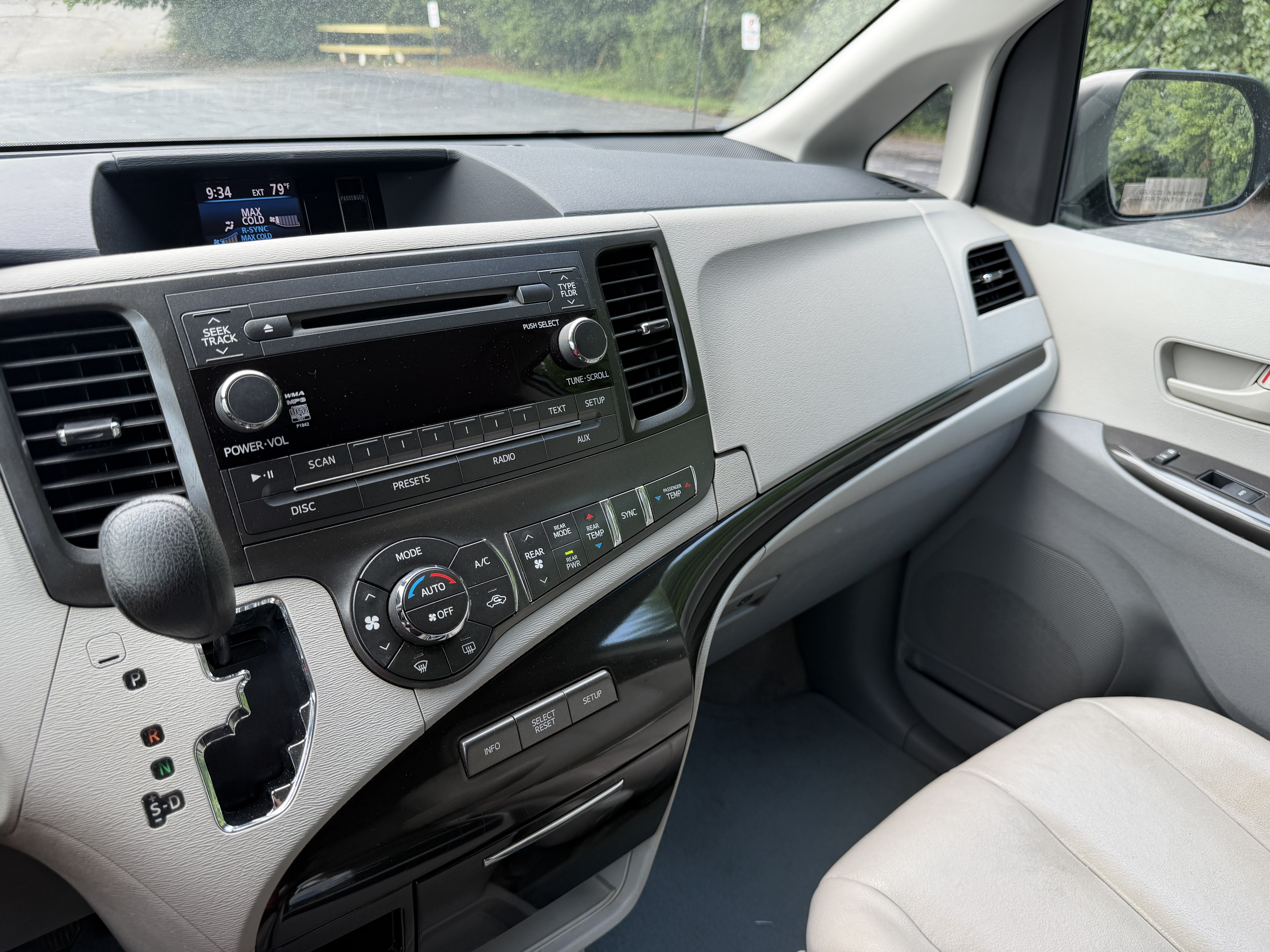 2013 Toyota Sienna LE - Photo 12