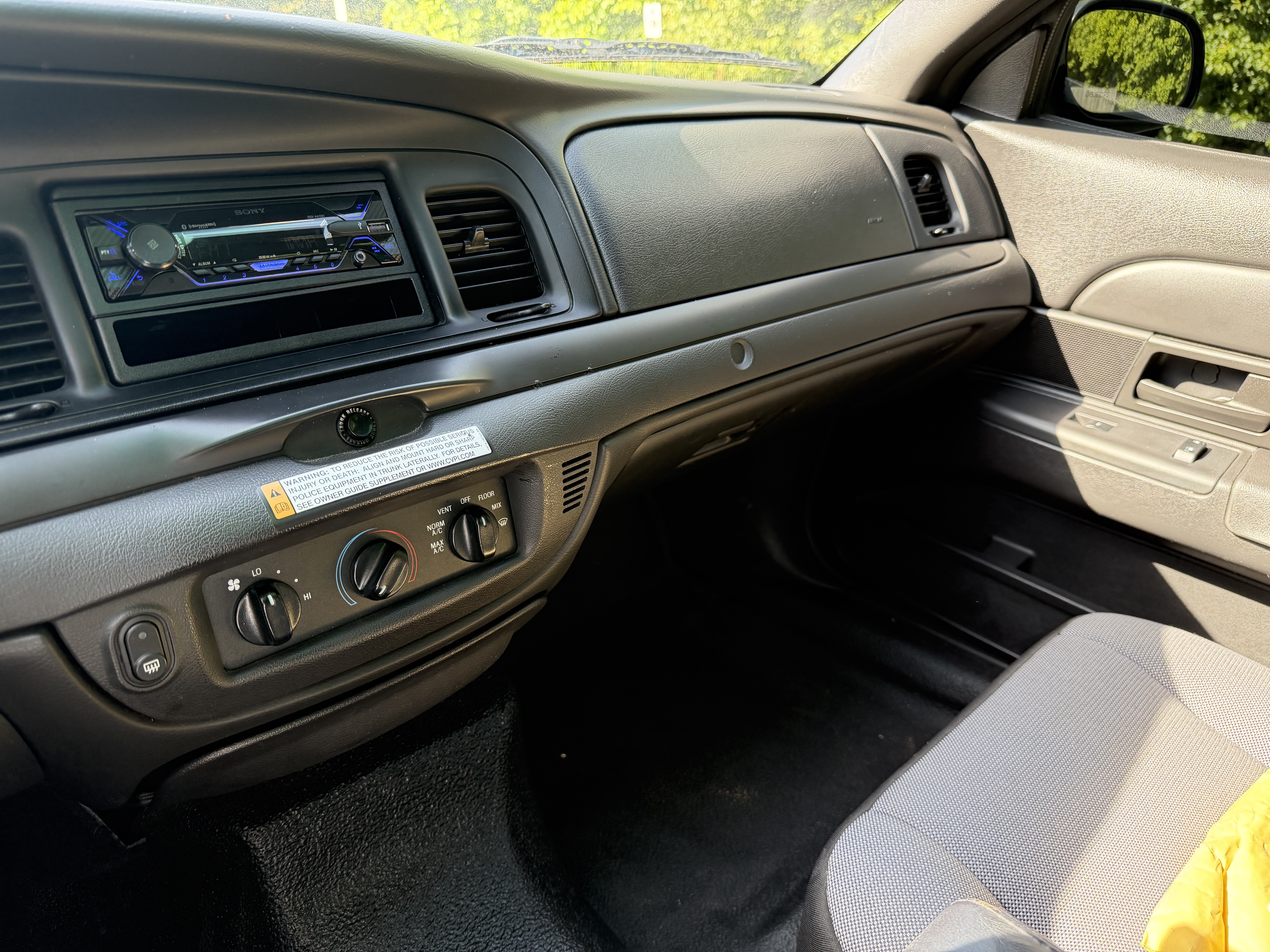 2011 Ford Crown Victoria - Photo 11