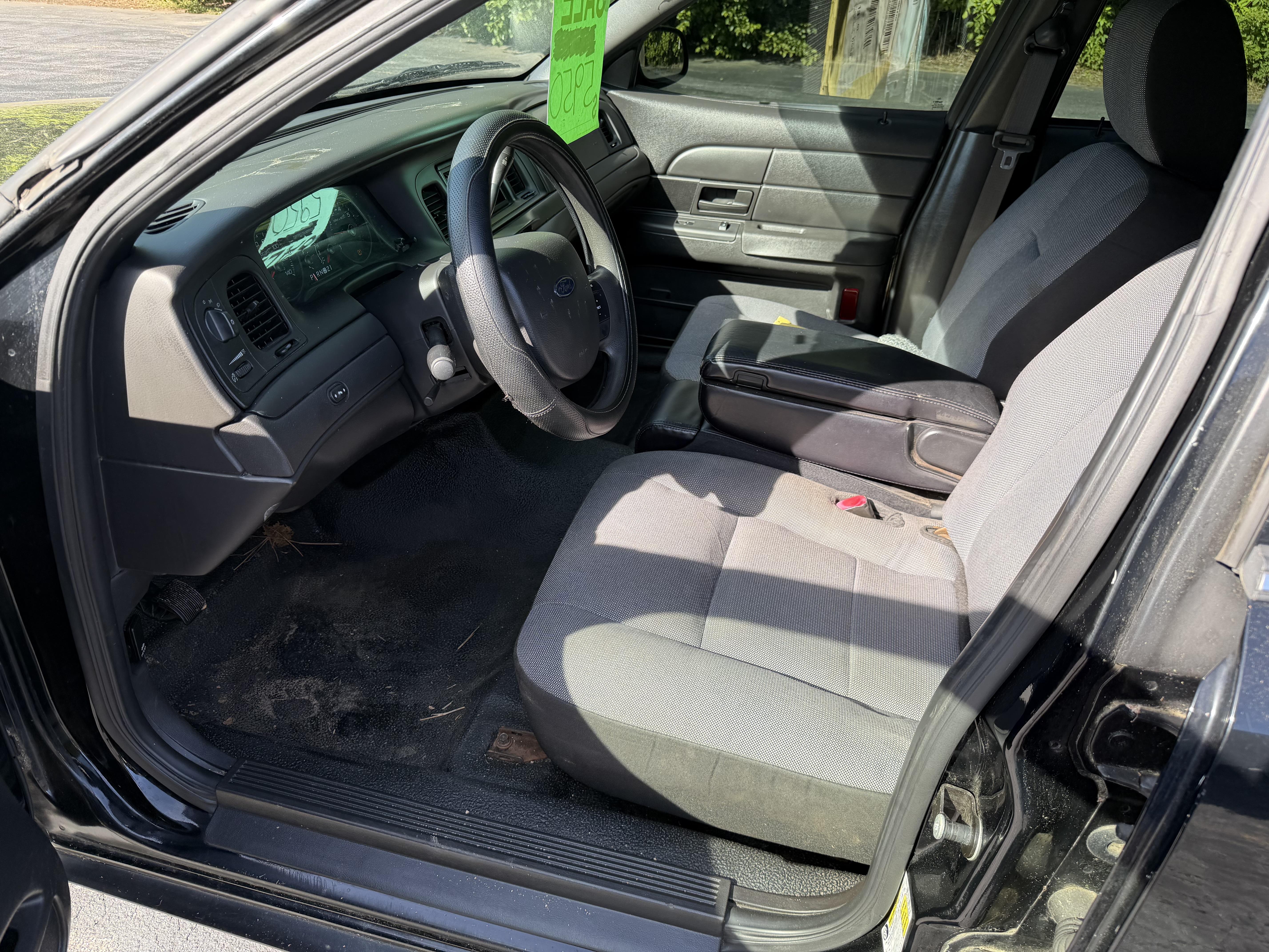 2011 Ford Crown Victoria - Photo 9