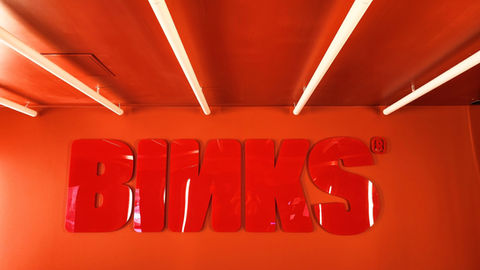 Logo rouge de BINKS sur un mur orange
