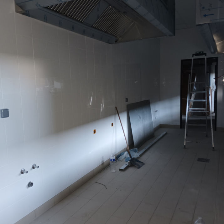 Intérieur d'un bâtiment en construction avec conduit de ventilation.