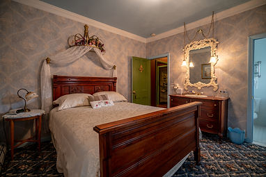 Queen Elizabeth Room featuring a queen bed, traditional decor, and a cozy atmospher at His Majesty's Bed & Breakfast