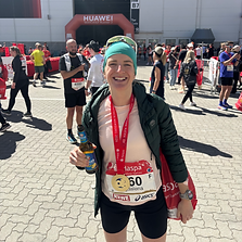 Aufnahme von Magdalena Vieracker im Zielbereich des Hamburg Marathons mit Startnummer und Medaille.