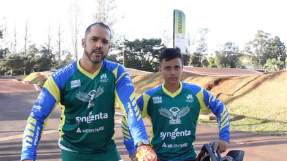 Pais voltam a praticar BMX para acompanhar os filhos