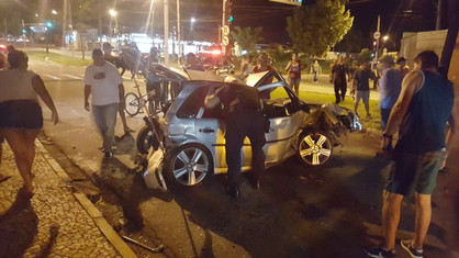 Caminhonete avança sinal vermelho e causa acidente envolvendo seis pessoas