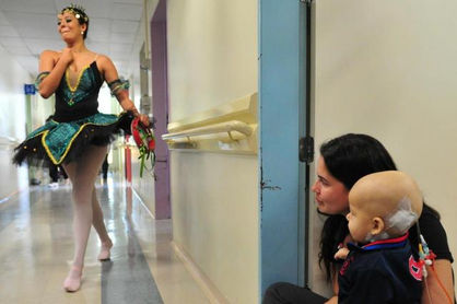 Bailarina de Paulínia se apresenta para pacientes do Hospital Infantil em Joinville