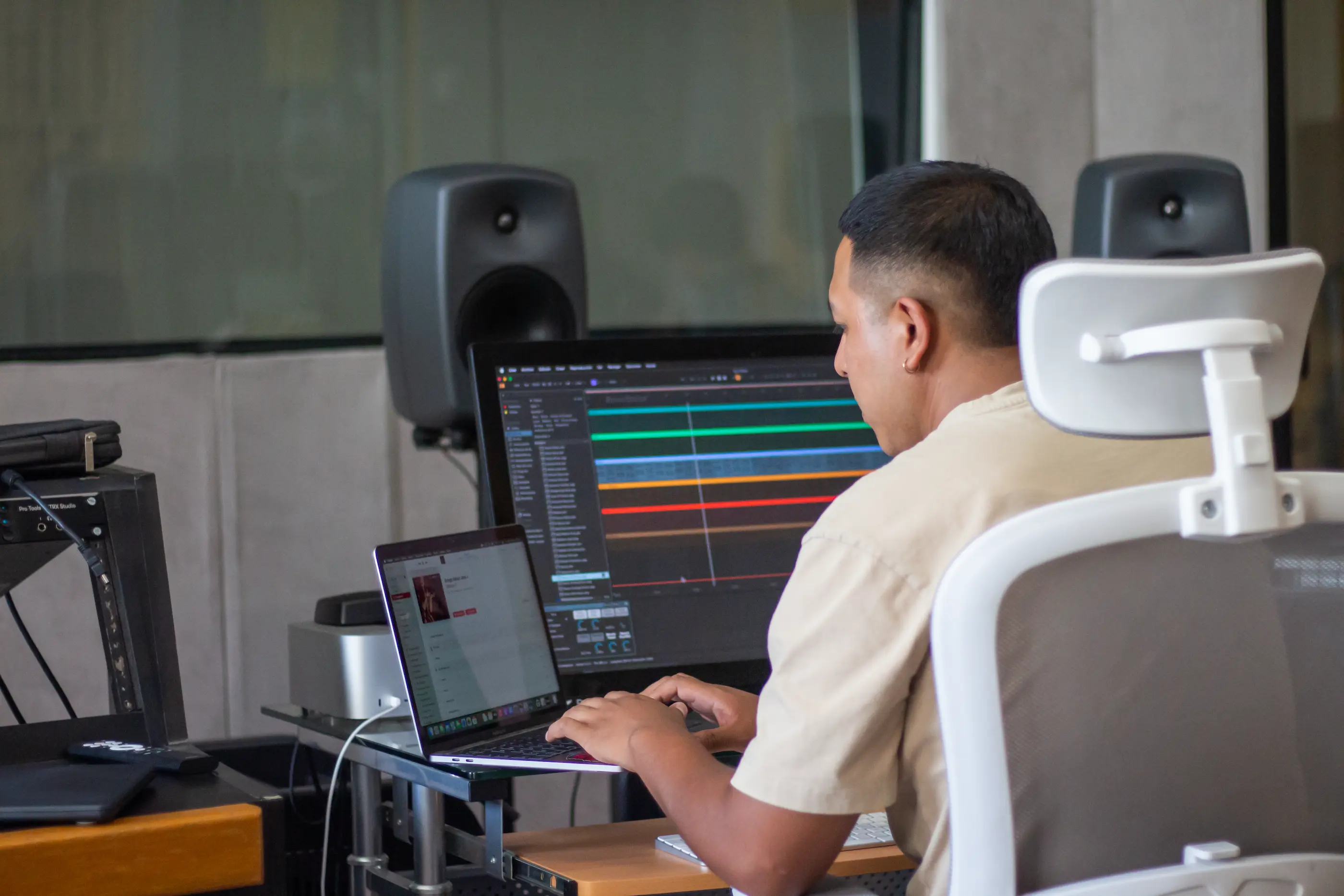 Joven productor musical trabajando en su home studio en México 2026