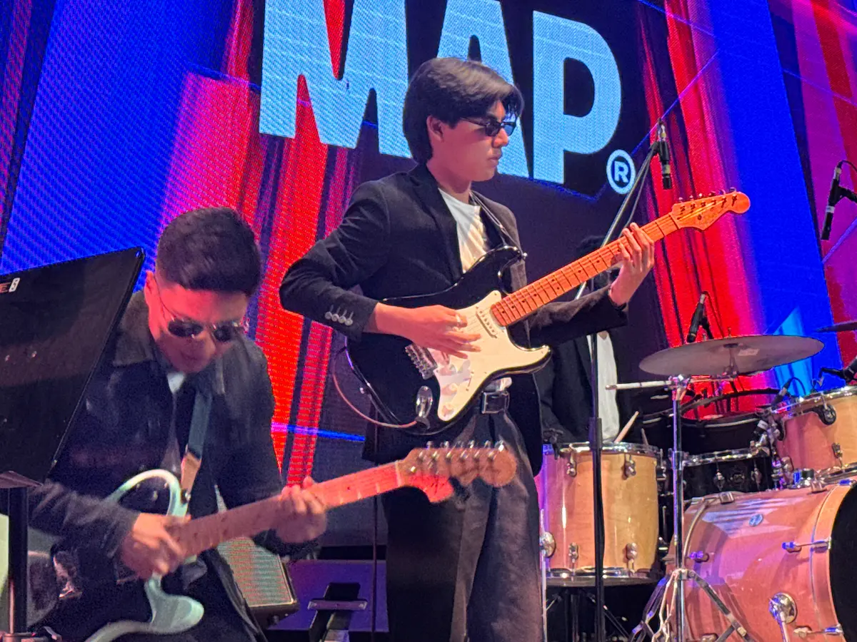 Joven músico enfrentando inseguridad y comparación durante su formación musical