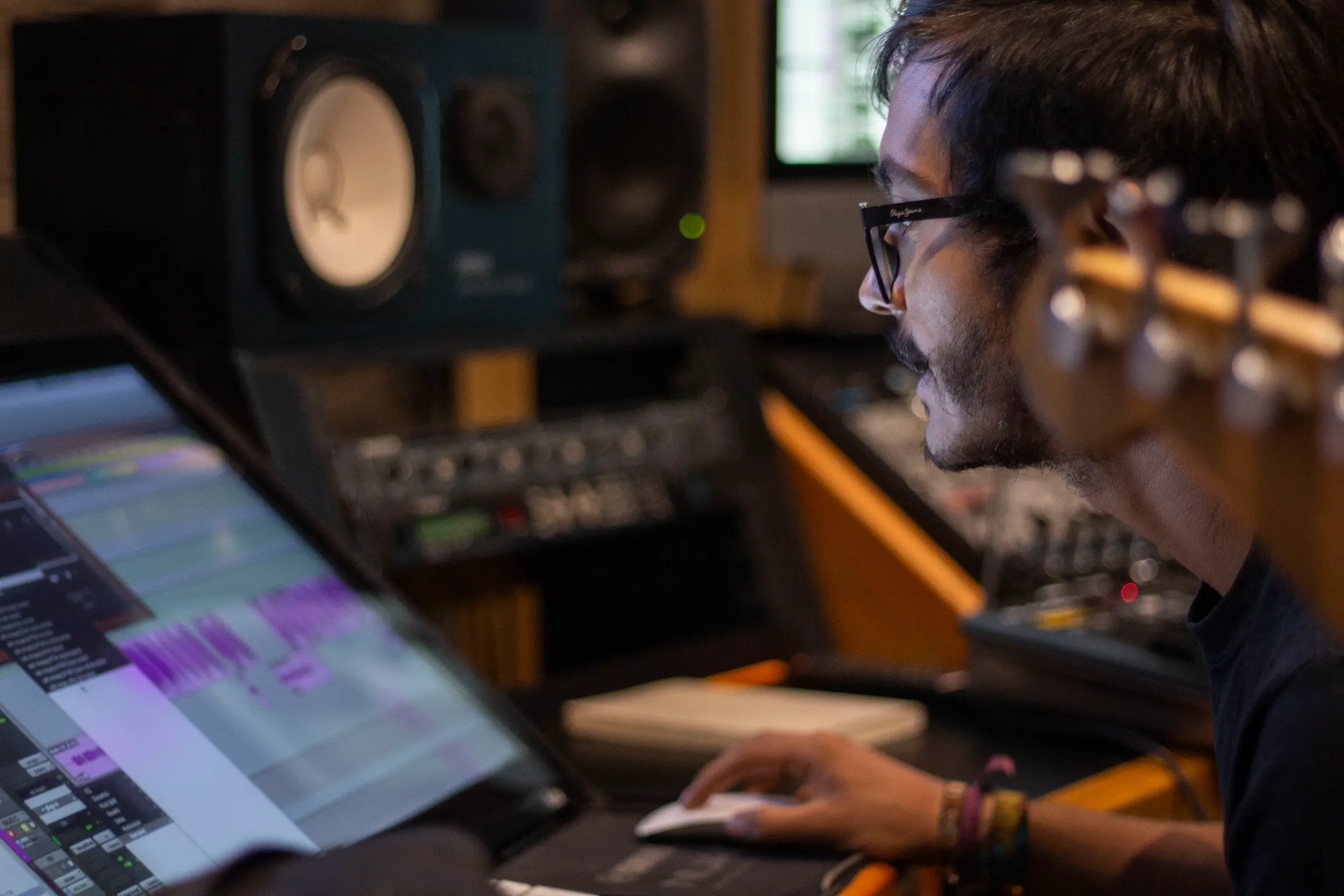 Productor musical explorando géneros desconocidos fuera del algoritmo en estudio