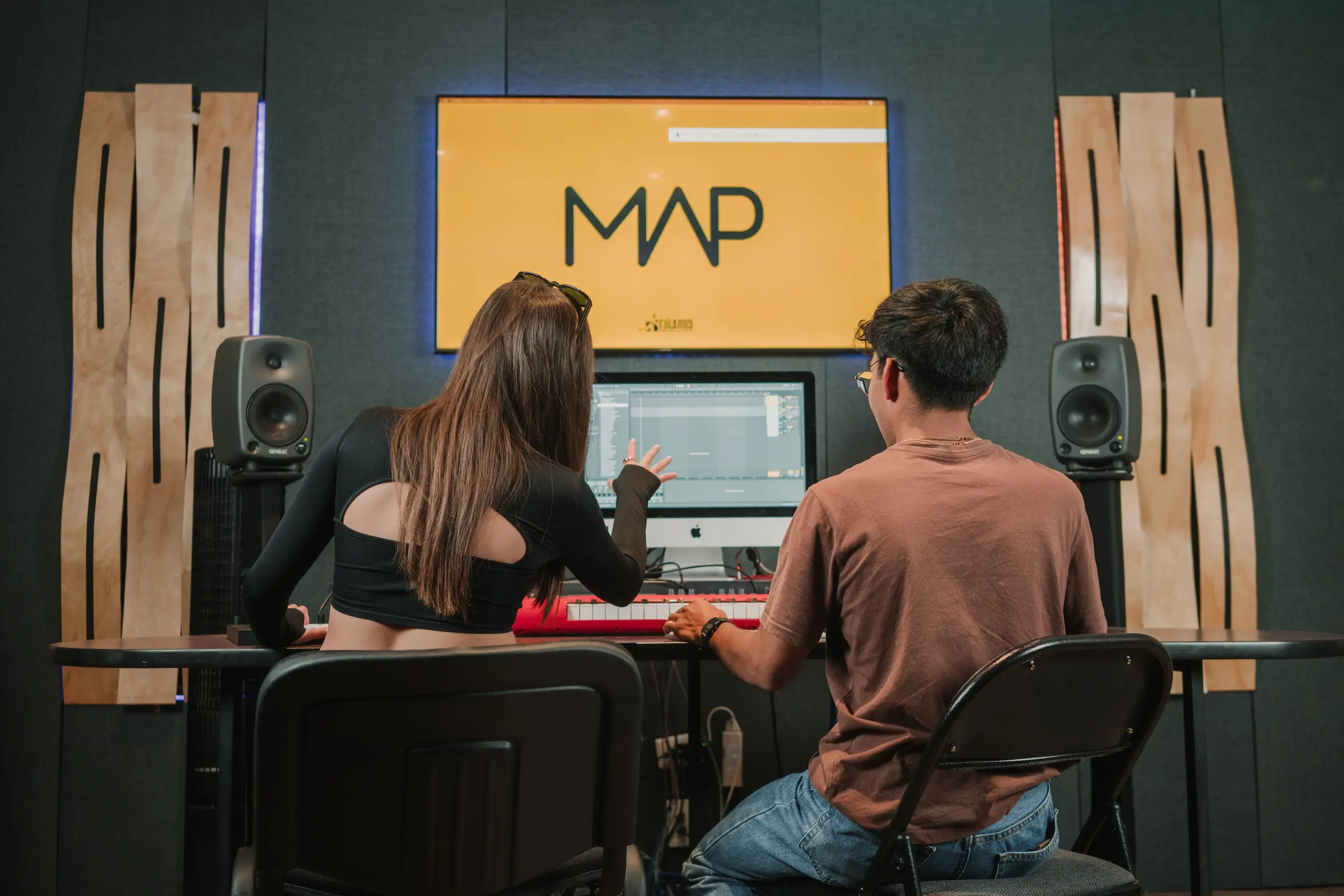 Estudiantes de Colegio MAP en clase de producción musical Puebla