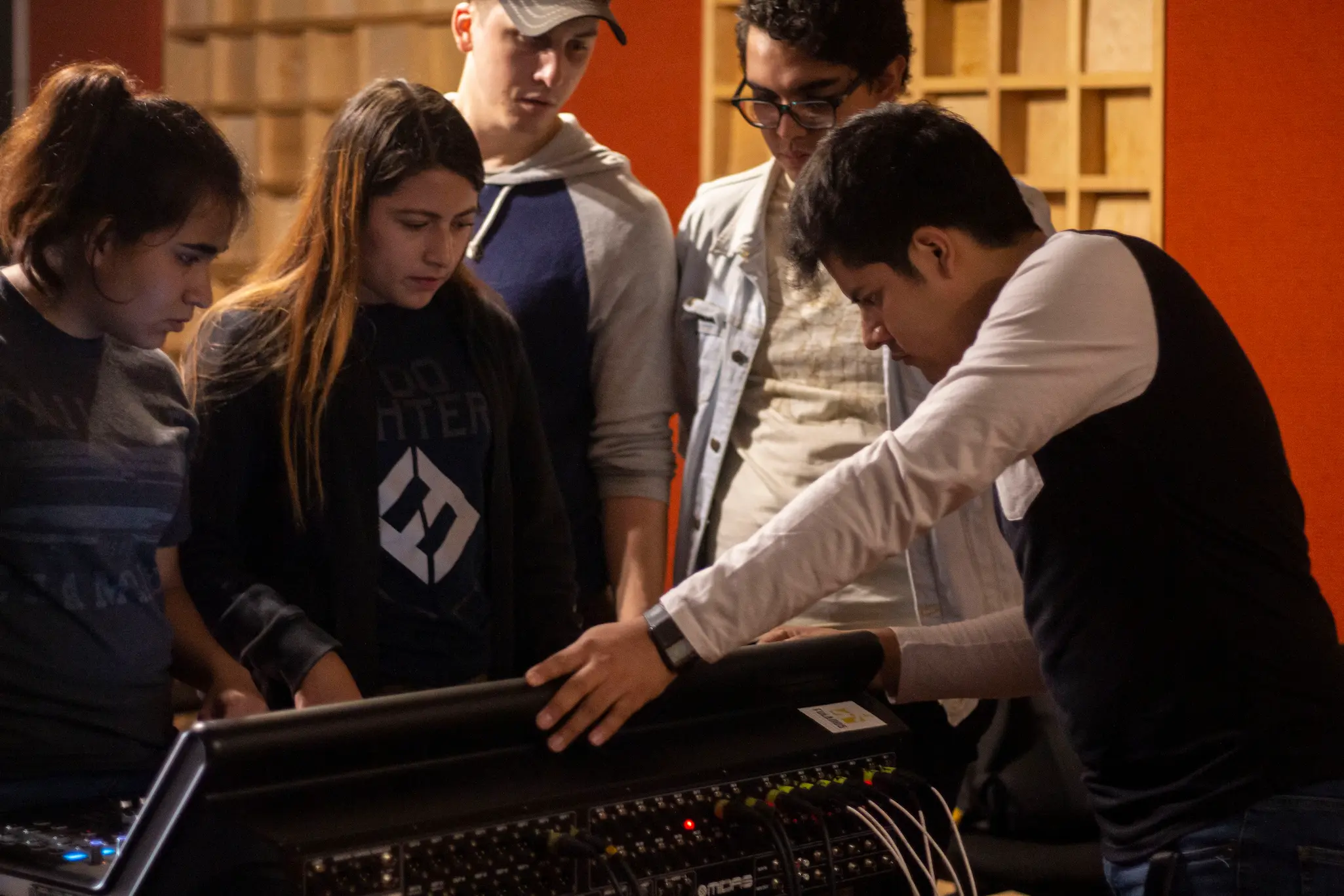 Estudiantes del Colegio MAP desarrollando criterio musical propio en clase de producción