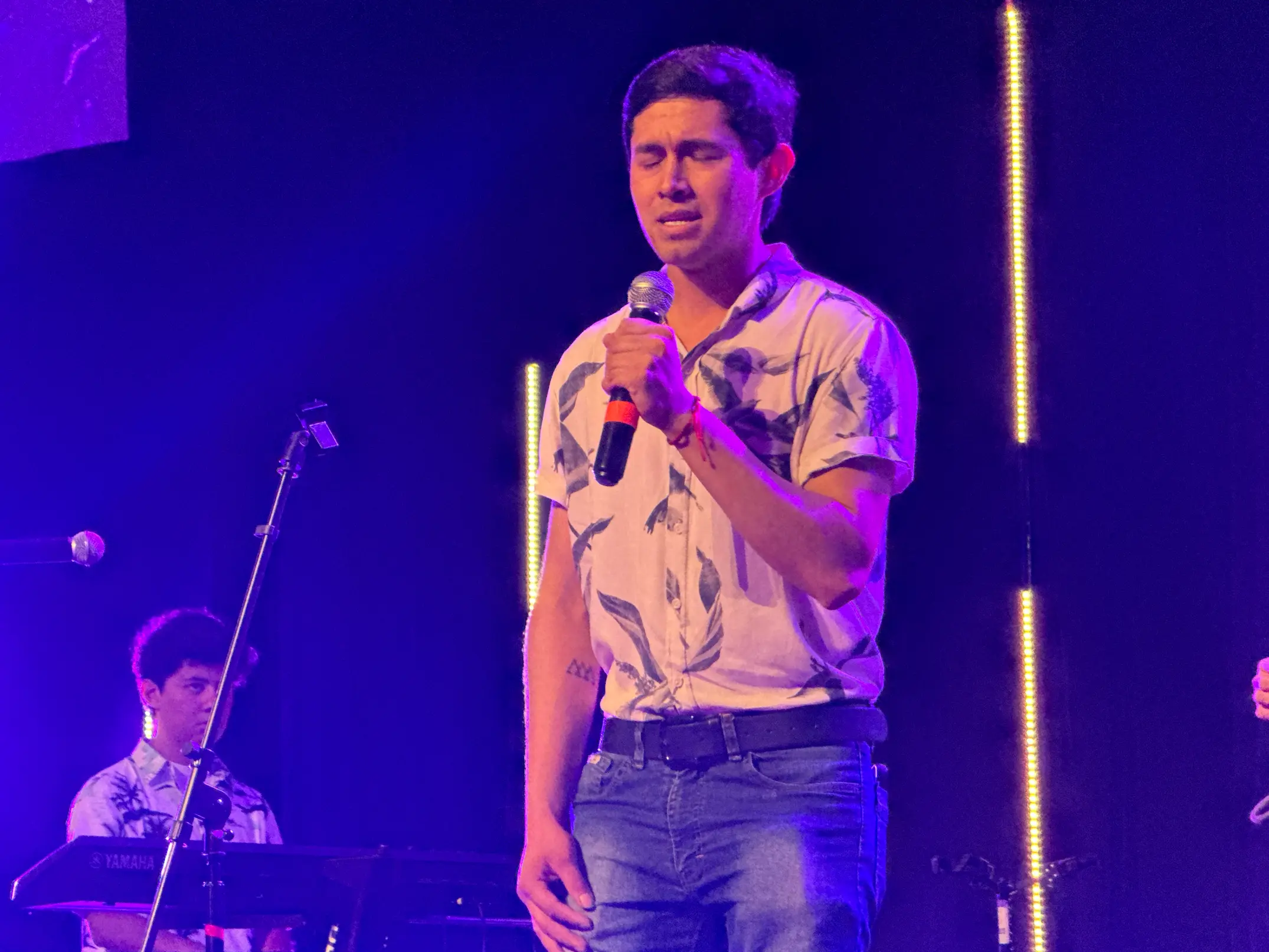 Cantante expresando autenticidad musical más allá de la perfección técnica