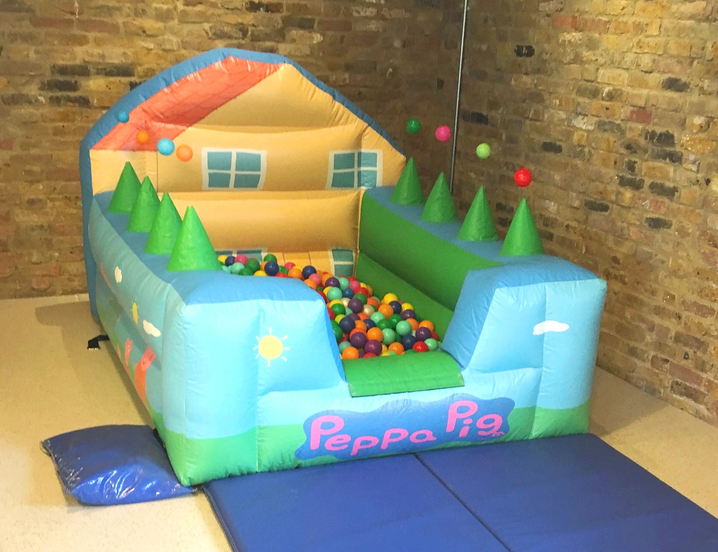 Peppa air juggler ball pond
