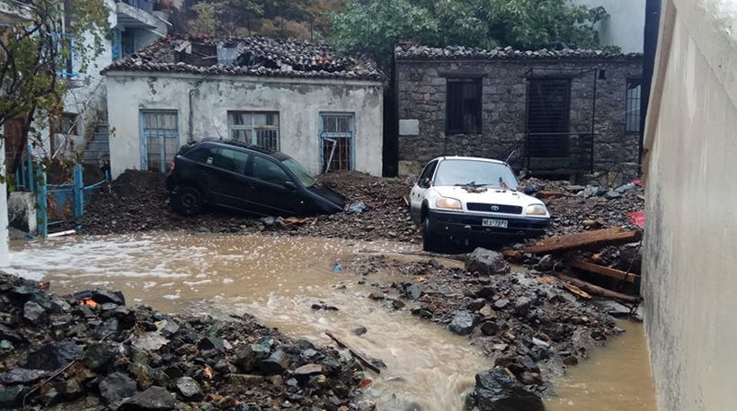 «Βιβλική» καταστροφή στη Σαμοθράκη: Χωρίς δρόμους και νερό μετά την καταιγίδα.