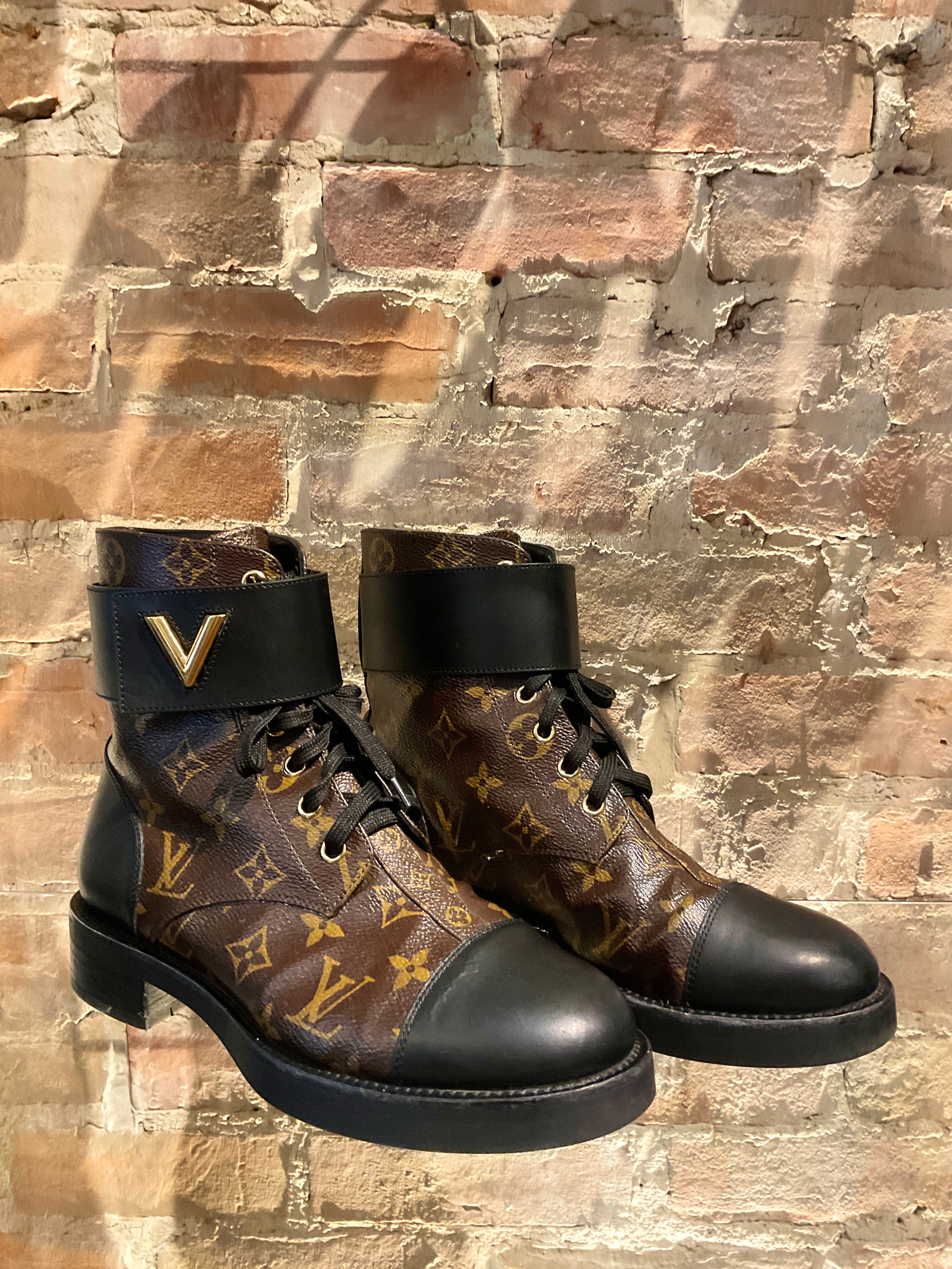 LOUIS VUITTON - Bottes cuir logo LV - 39
