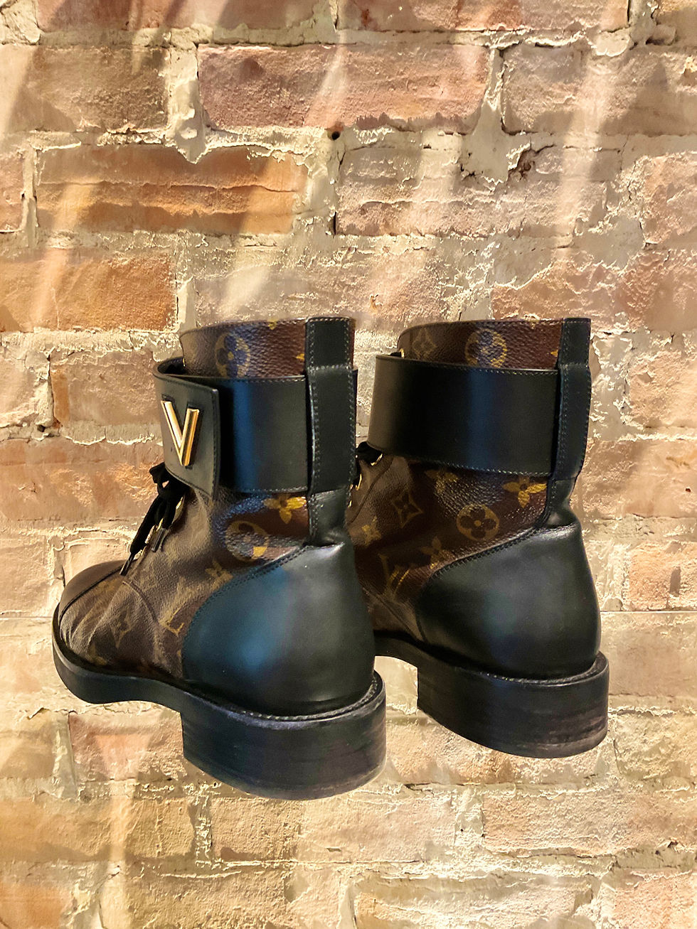 Miniature : LOUIS VUITTON - Bottes cuir logo LV - 39