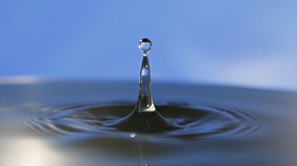 Water_droplet_blue_bg07.jpg