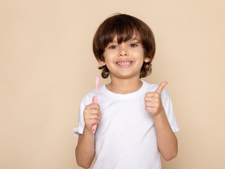 10 dicas de como ensinar crianças a escovar os dentes