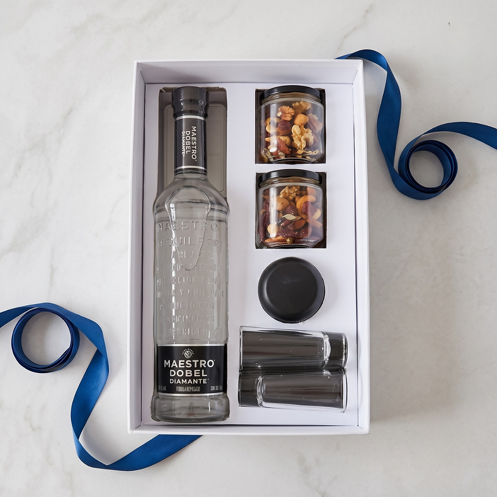 Regalos corporativos personalizados con tequila y botanas.