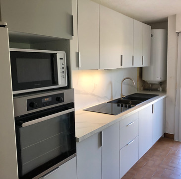 cuisine_appartement_frejus_finie_grand_angle.jpeg