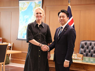 小泉防衛相　アイスランド外相と会談