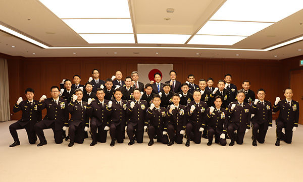 各国に赴任する隊員らと小泉大臣（中央）＝1月20日、防衛省