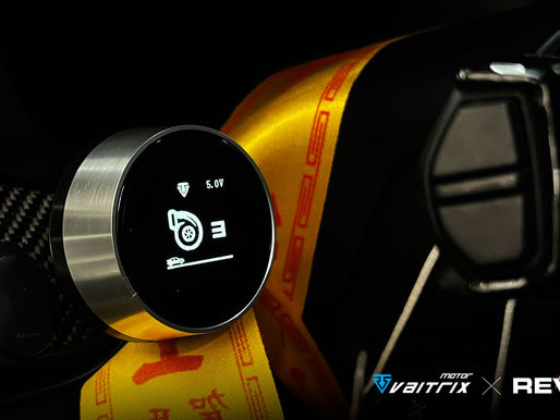VAITRIX 增壓型油門加速器的圓形旋鈕顯示器,安裝於 BMW X5M 車內飾板上