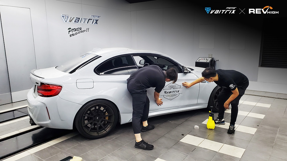 來自澳洲的汽車改裝品牌VAITRIX麥翠斯有最廣泛的車種適用產品,含汽油、柴油、油電混合車專用電子油門控制加速器,搭配外掛晶片及內寫,高品質且無後遺症之動力提升,也可由專屬藍芽App–AirForce GO切換一階、二階、三階ECU模式。外掛晶片及電子油門控制器不影響原車引擎保固,搭配不眩光儀錶,提升馬力同時監控愛車狀況。另有馬力提升專用水噴射可程式電腦及套件,改裝愛車不傷車。適用品牌車款: Audi奧迪、BMW寶馬、Porsche保時捷、Benz賓士、Honda本田、Toyota豐田、Mitsubishi三菱、Mazda馬自達、Nissan日產、Subaru速霸陸、VW福斯、Volvo富豪、Luxgen納智捷、Ford福特、Hyundai現代、Skoda、Mini; Altis、crv、chr、kicks、cla45、Focus mk4、 sienta 、camry、golf gti、polo、kuga、tiida、u7、rav4、odyssey、Santa Fe新土匪、C63s、Lancer Fortis、Elantra Sport、Auris、Mini R56、ST LINE、535i...等。