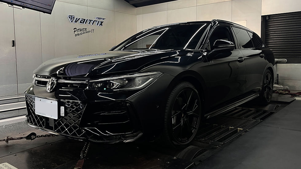 黑色 Volkswagen Passat 車頭,停於馬力機上