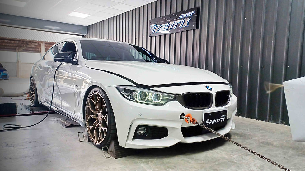 來自澳洲的汽車改裝品牌VAITRIX麥翠斯有最廣泛的車種適用產品,含汽油、柴油、油電混合車專用電子油門控制加速器,還能搭配外掛晶片及內寫,高品質且無後遺症之動力提升。外掛晶片可以選配由專屬藍芽App–AirForce GO切換一階、二階、三階ECU模式。 外掛晶片及電子油門控制器不影響原車引擎保固。搭配VAITRIX不眩光儀錶,渦輪壓力/水溫/油溫等應有盡有,使用原廠感知器對接,數據呈現100%正解,提升馬力同時監控愛車狀況。 最佳性能提升就選擇專用水噴電腦及套件,降溫效果最好,性能穩定提升,正確使用動力加倍不傷引擎。 在VAITRIX動力升級,完整實現客製化調校,根據車況、已改裝硬體與客戶需求調整程式。搭配馬力機驗證與HP TUNERS數據流,讓改裝沒有後顧之憂! 適用品牌車款: Audi奧迪、BMW寶馬、Porsche保時捷、Benz賓士、Honda本田、Toyota豐田、Mitsubishi三菱、Mazda馬自達、Nissan日產、Subaru速霸陸、VW福斯、Volvo富豪、Luxgen納智捷、Ford福特、Hyundai現代、Skoda斯柯達、Mini、MG、Altis、crv、chr、kicks、cla45、Focus mk4、 sienta 、camry、golf gti、golf 8、polo、kuga、rav4、odyssey、Santa Fe、C63s、Elantra Sport、Auris、Mini R56、540i、G63、RS6、RS7、M8、330i、E63、S63、HS、A180、Kamiq、Kodiaq、X3、Macan、Q3...等。 Truck卡車: Mitsubishi Fuso三菱扶桑、Hino日野、DAF達富、IVECO威凱、ISUZU五十鈴、SCANIA斯堪尼亞; Canter堅達、Fighter、Super Great、300 系、700系、CF85、LF45、LF55、L系、G系、R系、S系、Daily、Eurocargo、NQR、NPR、NMR、NRR Motor重機: BMW寶馬、Ducati杜卡迪、Honda本田、Yamaha山葉、Aprilia阿普利亞、KTM、Husqvarna海絲瓜、Kawasaki川崎、Suzuki鈴木; S1000RR、S1000R、R1200GS、R9T、R1200GS、Scrambler、Monster、Panigale、Streetfighter、Supersport、Superbike、XDiavel、Hypermotard、RSV、SMC、Supermoto、Ninja、ZX-12R、ZX-6R、T-Max、Tenere、MT、Hayabusa、V-Strom、GSX-S1000、MG