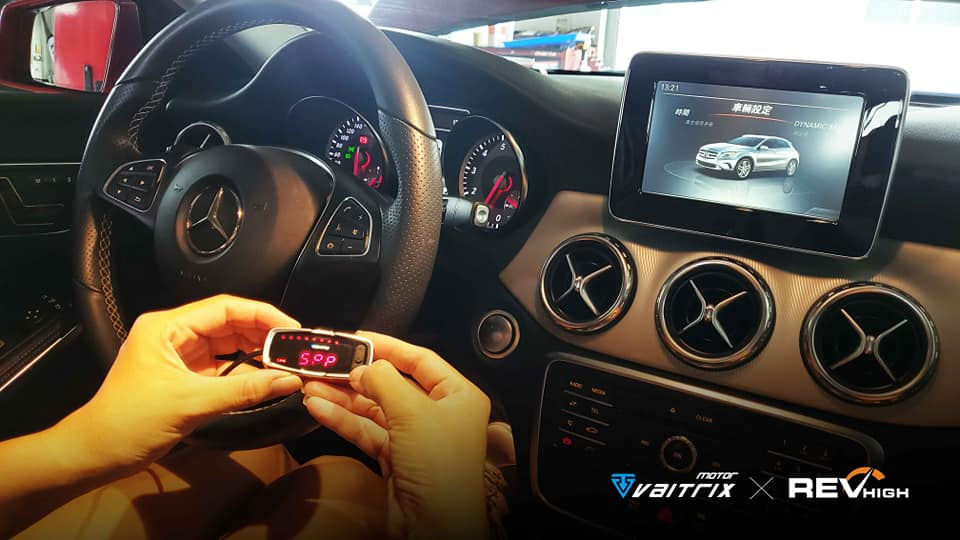 來自澳洲的汽車改裝品牌VAITRIX麥翠斯有最廣泛的車種適用產品，含汽油、柴油、油電混合車專用電子油門控制加速器，搭配外掛晶片及內寫，達到最高品質且無後遺症之動力提升，也可由專屬藍芽App–AirForce GO切換一階、二階、三階ECU模式。外掛晶片及電子油門控制器不影響原車引擎保固，搭配不眩光儀錶，提升馬力同時監控愛車狀況。VAITRIX另有馬力提升專用水噴射可程式電腦及全組套件，改裝愛車不傷車。  適用品牌車款： Audi奧迪、BMW寶馬、Porsche保時捷、Benz賓士、Honda本田、Toyota豐田、Mitsubishi三菱、Mazda馬自達、Nissan日產、Subaru速霸陸、VW福斯、Volvo富豪、Luxgen納智捷、Ford福特、Chevrolet雪佛蘭、Hyundai現代、Skoda; Altis、crv、chr、kicks、cla45、ct200h、q2、camry、golf gti、polo、kuga、tiida、u7、rav4、odyssey...等。