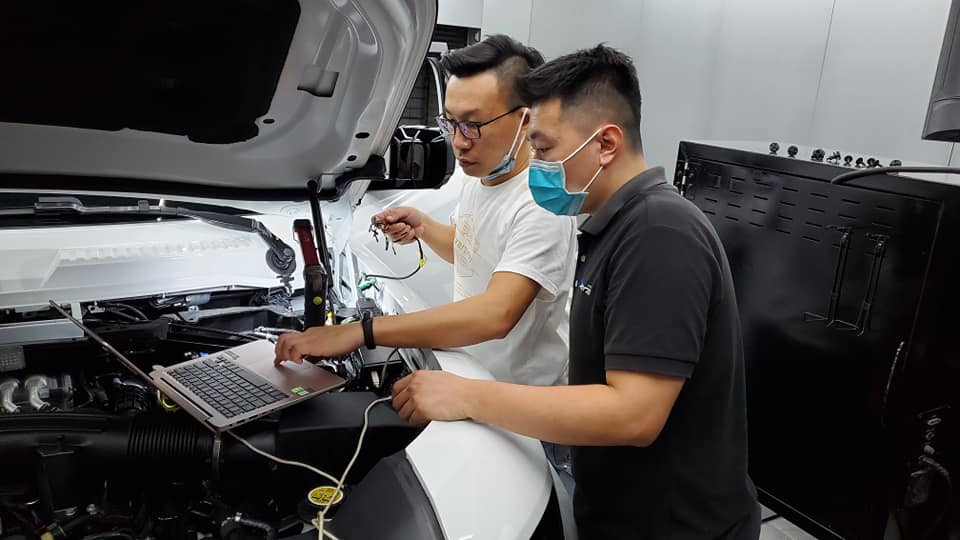 來自澳洲的汽車改裝品牌VAITRIX麥翠斯有最廣泛的車種適用產品,含汽油、柴油、油電混合車專用電子油門控制加速器,搭配外掛晶片及內寫,高品質且無後遺症之動力提升,也可由專屬藍芽App–AirForce GO切換一階、二階、三階ECU模式。外掛晶片及電子油門控制器不影響原車引擎保固,搭配不眩光儀錶,提升馬力同時監控愛車狀況。另有馬力提升專用水噴射可程式電腦及套件,改裝愛車不傷車。適用品牌車款: Audi奧迪、BMW寶馬、Porsche保時捷、Benz賓士、Honda本田、Toyota豐田、Mitsubishi三菱、Mazda馬自達、Nissan日產、Subaru速霸陸、VW福斯、Volvo富豪、Luxgen納智捷、Ford福特、Hyundai現代、Skoda斯柯達、Mini; Altis、CRV、CHR、Kicks、Cla45、Focus mk4、Sienta 、Camry、Golf GTI、Polo、Kuga、Tiida、U7、Rav4、Odyssey、Santa Fe新土匪、C63s、Lancer Fortis、Elantra Sport、Auris、Mini R56、ST LINE、535i、Tiguan、RS6 AVANT、 Tiguan R、C300...等。