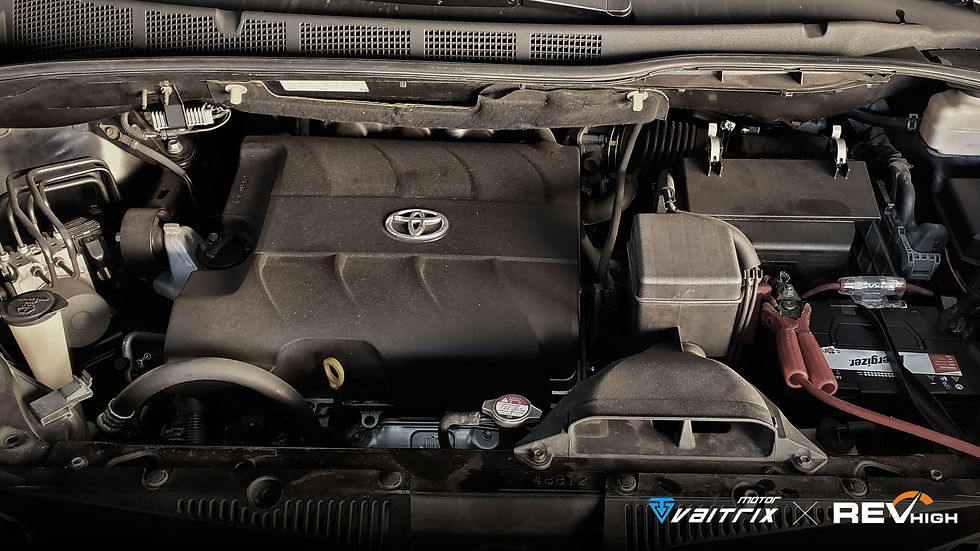 Toyota Sienna 引擎室俯視,可見引擎飾蓋與周邊管線