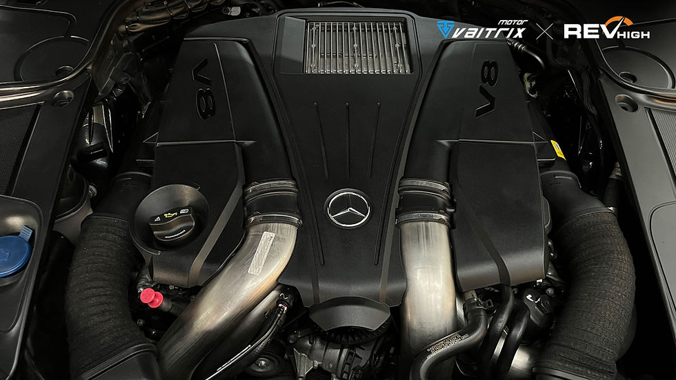 Mercedes-Benz V8 引擎室俯視,可見雙 V8 飾蓋與進氣管路