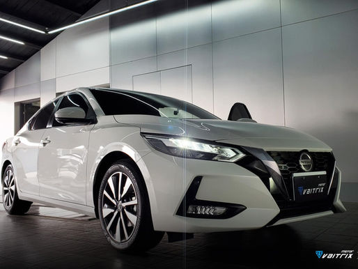 白色 Nissan Sentra 停於廠內