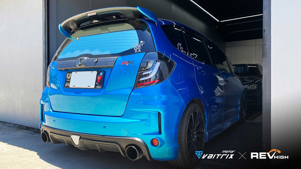 來自澳洲的汽車改裝品牌VAITRIX麥翠斯有最廣泛的車種適用產品,含汽油、柴油、油電混合車專用電子油門控制加速器,搭配外掛晶片及內寫,高品質且無後遺症之動力提升,也可由專屬藍芽App–AirForce GO切換一階、二階、三階ECU模式。外掛晶片及電子油門控制器不影響原車引擎保固,搭配不眩光儀錶,提升馬力同時監控愛車狀況。另有馬力提升專用水噴射可程式電腦及套件,改裝愛車不傷車。適用品牌車款: Audi奧迪、BMW寶馬、Porsche保時捷、Benz賓士、Honda本田、Toyota豐田、Mitsubishi三菱、Mazda馬自達、Nissan日產、Subaru速霸陸、VW福斯、Volvo富豪、Luxgen納智捷、Ford福特、Hyundai現代、Skoda斯柯達、Mini; Altis、CRV、CHR、Kicks、Cla45、Focus mk4、Sienta 、Camry、Golf GTI、Polo、Kuga、Tiida、U7、Rav4、Odyssey、Santa Fe新土匪、C63s、Lancer Fortis、Elantra Sport、Auris、Mini R56、ST LINE、535i、Tiguan...等。
