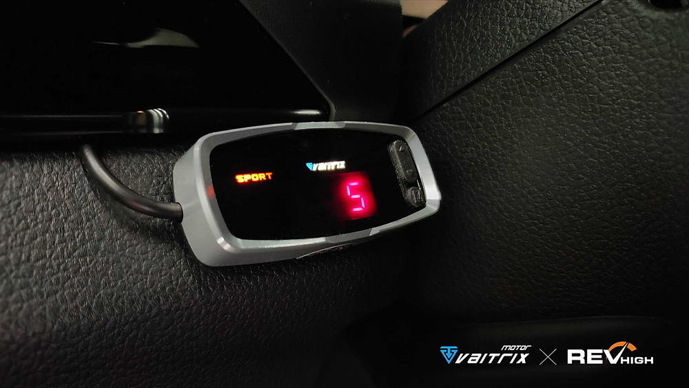 來自澳洲的汽車改裝品牌VAITRIX麥翠斯有最廣泛的車種適用產品,含汽油、柴油、油電混合車專用電子油門控制加速器,搭配外掛晶片及內寫,高品質且無後遺症之動力提升,也可由專屬藍芽App–AirForce GO切換一階、二階、三階ECU模式。外掛晶片及電子油門控制器不影響原車引擎保固,搭配不眩光儀錶,提升馬力同時監控愛車狀況。另有馬力提升專用水噴射可程式電腦及套件,改裝愛車不傷車。適用品牌車款: Audi奧迪、BMW寶馬、Porsche保時捷、Benz賓士、Honda本田、Toyota豐田、Mitsubishi三菱、Mazda馬自達、Nissan日產、Subaru速霸陸、VW福斯、Volvo富豪、Luxgen納智捷、Ford福特、Hyundai現代、Skoda、Mini; Altis、crv、chr、kicks、cla45、Focus mk4、 sienta 、camry、golf gti、polo、kuga、tiida、u7、rav4、odyssey、Santa Fe新土匪、C63s、Lancer Fortis、Elantra Sport、Auris、Mini R56、ST LINE、535i...等。