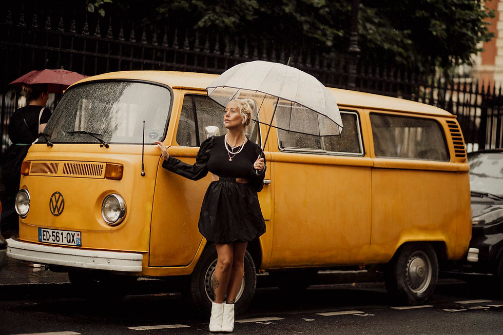paris-solo-photoshoot-woman-with-umbrella