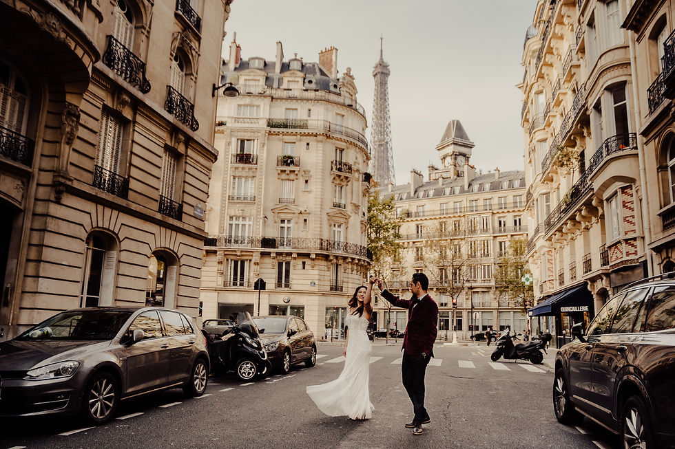 photoshoot-tips-couple-spinning-in-parisien-street