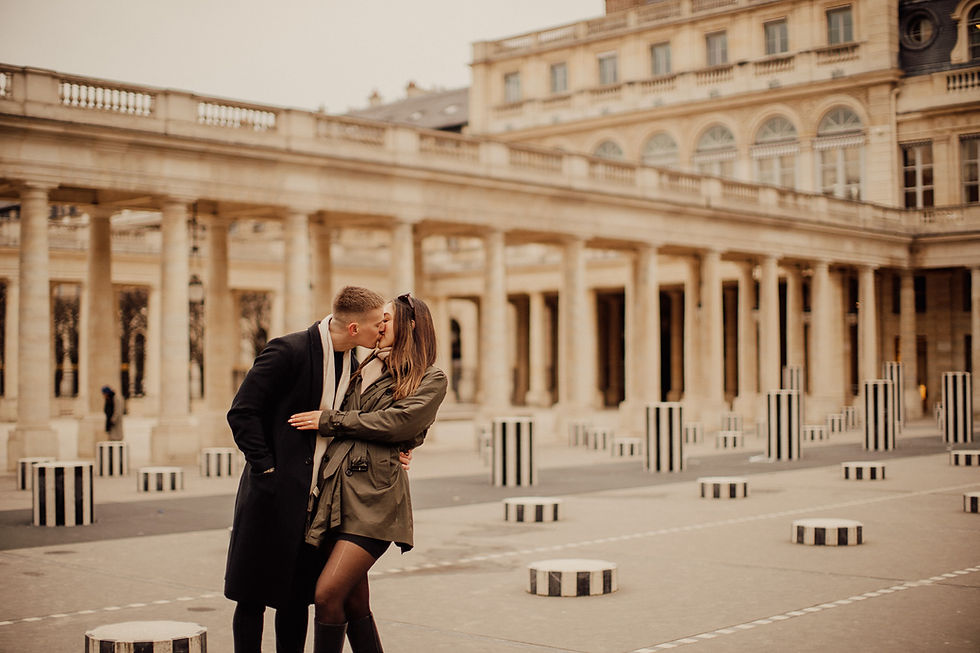 sunset-couple-photoshoot-couple-kissing-in-palais-royal
