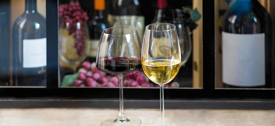 Red and white wine photo