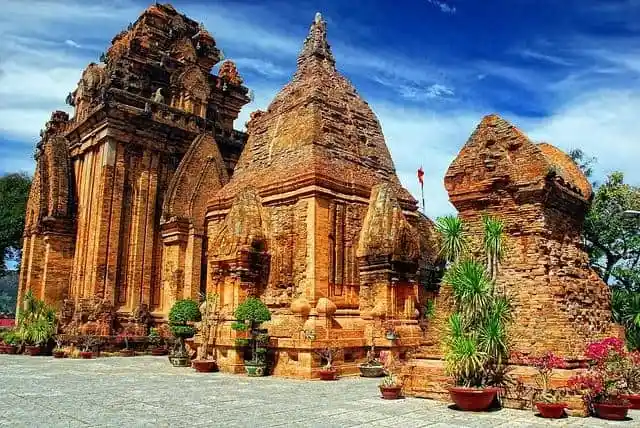 Ponagar-Tower-Nha-Trang.jpeg.webp